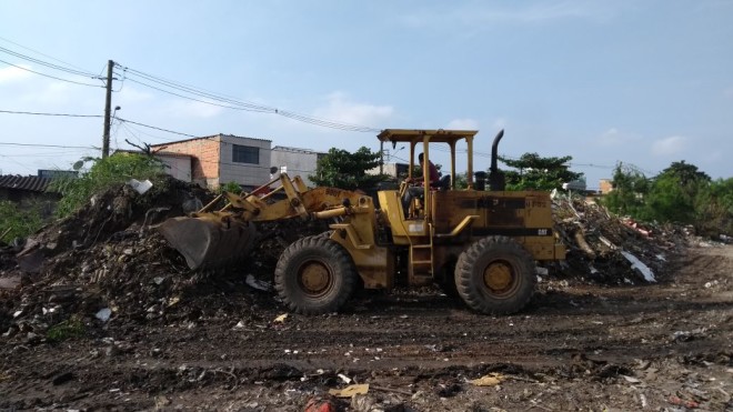 Montanha de lixo na Stélio Machado Loureiro começa a ser retirada