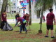 Jovens participam de ação de limpeza em praça